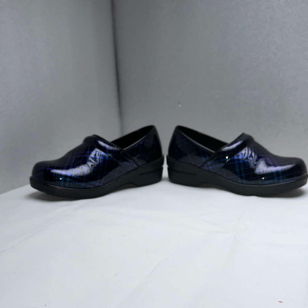Savvy Women's Black and Blue Slip-resistant clogs sz 6 EUC - Picture 6 of 9